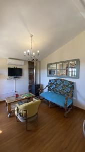 維拉賽雷納的住宿－Cabaña Sol y Luna，客厅配有蓝色的沙发和桌子