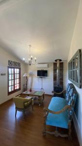 a living room with a couch and a table at Cabaña Sol y Luna in Villa Serrana