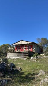 une maison assise au sommet d'une colline dans l'établissement Cabaña Sol y Luna, à Villa Serrana
