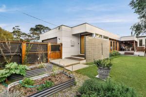 a modern house with a garden in the backyard at Castlebay in Wimbledon Heights