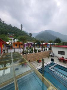 - Vistas a la piscina de una localidad en MR River Resort en Rishīkesh