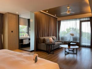 - une chambre avec un canapé et un salon dans l'établissement Hotelday Sun Moon Lake, à Yuchi