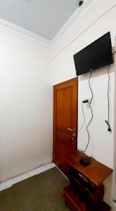 Televisyen dan/atau pusat hiburan di Homestay Merpati Dieng Syariah RedPartner +26 gambar