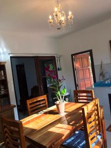 une salle à manger avec une table et des chaises en bois dans l'établissement Orchid Pool -Villa 4 bedrooms, à Ko Lanta