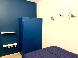 1 dormitorio con armario azul y cama en Apartment in the touristic heart of Mexico City, en Ciudad de México