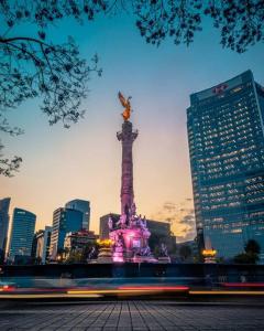 Una estatua en medio de una ciudad por la noche en Apartment in the touristic heart of Mexico City, en Ciudad de México
