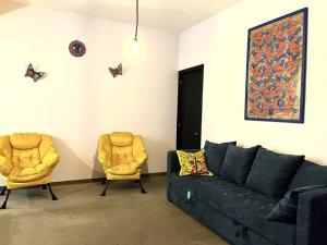 a living room with a couch and two chairs at Apartment in the touristic heart of Mexico City in Mexico City