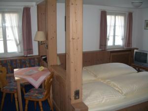 Llit o llits en una habitació de Gasthof zur Sonne