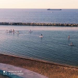 バーリにあるDOMUS RESIDENCE - CICERONE -の海水中の人々