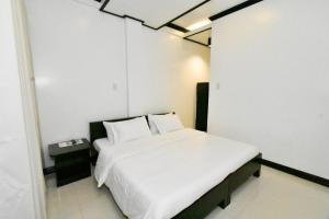 Una cama o camas en una habitación de Swiftlets Inn