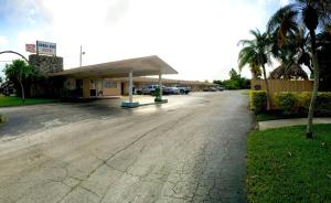 un estacionamiento vacío frente a una gasolinera en Coral Roc Motel, en Florida City