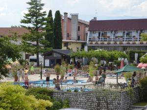 un grupo de personas de pie alrededor de una piscina en Gelindo Dei Magredi, en Vivaro
