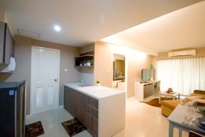 uma cozinha com um balcão branco e uma sala de estar em Jpark Residences at Thammasat Rangsit em Ban Bang Phut (3)