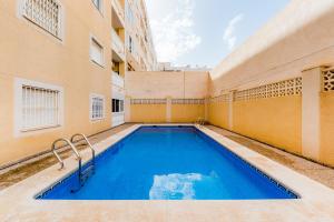 uma piscina no meio de um edifício em Apartamento Céntrico Tomillo em Torrevieja