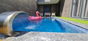 einen Pool mit Wasserrutsche in einem Haus in der Unterkunft Özel havuzlu lüks villa in Kusadası