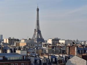 a city with the eiffel tower in the background at Vue exceptionnelle sur la tour Eiffel in Paris