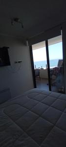 una camera con letto e vista sull'oceano di Depto Jardín del Mar, Coquimbo a Coquimbo