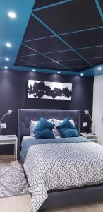 - une chambre avec un grand lit et un plafond bleu dans l'établissement M/H house (#1) cozy and beautiful house near the airport and the beach, à Carolina