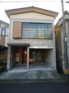 un bâtiment avec une grande fenêtre sur son côté dans l'établissement みのる民泊2号, à Shibushi