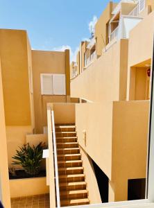 una escalera que conduce a la parte lateral de un edificio en Bella Vista en Poris de Abona