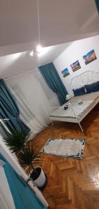 una camera con soffitto e letto interno di Stay Inn Apartments a Bucarest