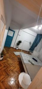 un soggiorno con servizi igienici in camera. di Stay Inn Apartments a Bucarest