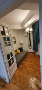 ein Wohnzimmer mit einem Sofa in einem Zimmer in der Unterkunft Stay Inn Apartments in Bukarest