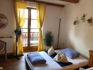 1 dormitorio con 2 camas y ventana en Ferienwohnung Sonne, en Schliengen