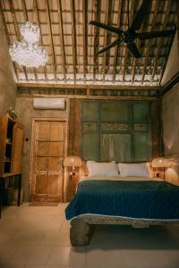 um quarto com uma cama e uma ventoinha de tecto em East room at Semadi Living em Darmasaba
