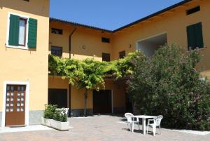 a table and chairs in front of a building at Camping Bella Italia in Peschiera del Garda