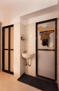 CollarCamp 1BHK Apartment في نافي مومباي: حمام مع مرحاض ومغسلة