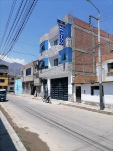 eine leere Straße mit einem Gebäude am Straßenrand in der Unterkunft Hostal Pacífico Huánuco in Huánuco