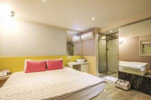 Postel nebo postele na pokoji v ubytování Cube Hotel