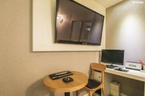 TV a/nebo společenská místnost v ubytování Cube Hotel