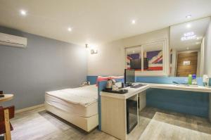 Kuchyň nebo kuchyňský kout v ubytování Cube Hotel