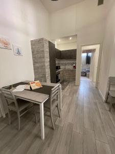 uma cozinha e sala de jantar com mesa e cadeiras em Da Lenny the Grey Apartment em Treviso