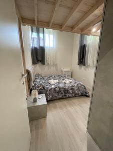 een slaapkamer met een bed in het midden van een kamer bij Da Lenny the Grey Apartment in Treviso