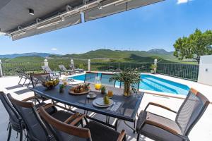 Nespecifikovaný výhled na hory nebo výhled na hory při pohledu z vily