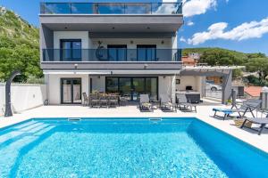 Bazén v ubytování Villa Neda Heated Pool, Hot-tub, Sauna, 3 bedrooms nebo v jeho okolí