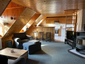a living room with a couch and a table at Ferienwohnung Kiefer (Quedlinburg Zentrum) in Quedlinburg