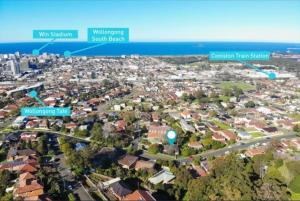 Vista árida de un suburbio con casas y el océano en Private room with ensuite and parking close to Wollongong CBD, en Wollongong