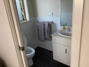 uma casa de banho com um WC e um lavatório em Private room with ensuite and parking close to Wollongong CBD em Wollongong