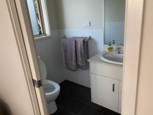 Koupelna v ubytování Private room with ensuite and parking close to Wollongong CBD
