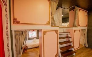 Postel nebo postele na pokoji v ubytování Lynlan Hostel & Cafe