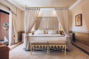 JOIA El Mirador by Iberostar -Adults Only客房内的一张或多张床位