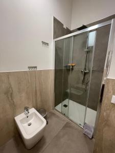 uma casa de banho com um chuveiro, um WC e um lavatório. em Da Lenny the Grey Apartment em Treviso