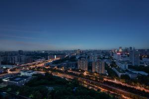 un perfil urbano por la noche con carreteras y edificios en Crowne Plaza Beijing Sun Palace, an IHG Hotel, en Beijing