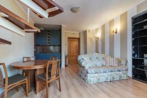 Posedenie v ubytovaní Roomy&Cozy Apartment with Shared Terrace + 21 fotografií