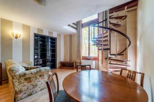 Posedenie v ubytovaní Roomy&Cozy Apartment with Shared Terrace