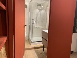 La salle de bains est pourvue d'une douche et d'un lavabo. dans l'établissement Mata Hari, à Inogés